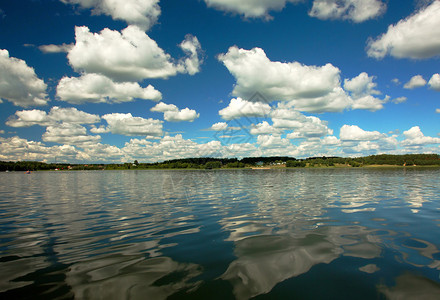 蓝天下的Karsinskie湖图片