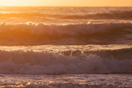 夏日大海的风景海浪在清晨与背景图片