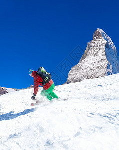 在高山上滑雪与阳图片