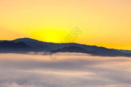 泰国拜县云来观景台山顶有雾的清晨日出图片