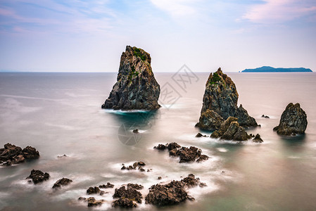 日本海的日本岩礁海岸图片