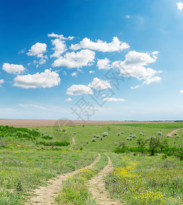 夏季风景和蓝天空中的青云地图片