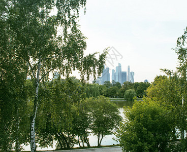 莫斯科市金融中心春季绿公园现代风景城市生活概念早上无人参加单图片