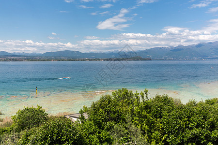 西尔米奥内半岛海岸的景观图片