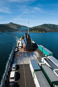 满载卡车和汽车的渡轮从惠灵顿经新西兰马尔堡峡图片
