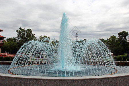 公园里有蓝色水的喷泉图片