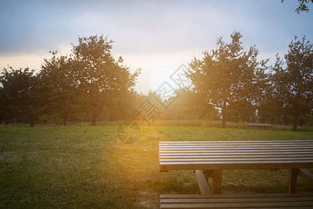 近距离拍摄日落时木制野餐桌图片