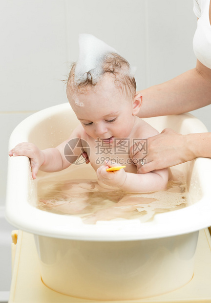 可爱的小宝宝男孩洗澡用泡沫图片