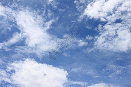 白天的高处蓝天上的云图片