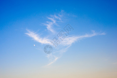 龙形的云和宁静的蓝天蓝天与云关闭蓝天中的白色蓬松云图片
