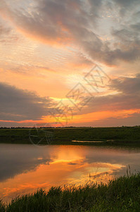 河流垂直背景的美丽夕阳图片