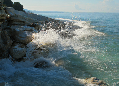 在阿布哈兹海岸的海浪图片
