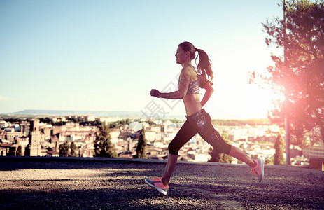 跑步的女在日落户外运动图片