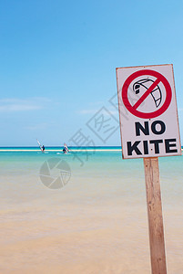 风筝冲浪禁令标志在海滩PlayadeJandia的泻湖图片