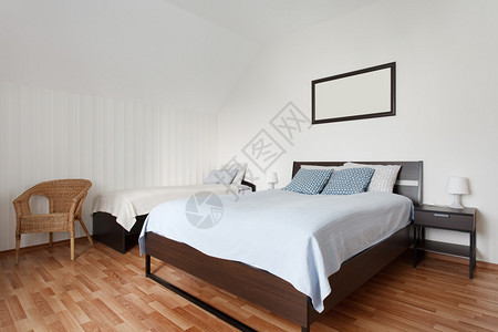 明亮的小卧室配有两张双层床室内设计背景图片