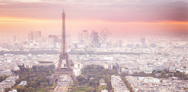 日落埃菲尔铁塔和巴黎城市景观形成蒙帕纳斯日落浪漫背景来自法国巴黎战神广场图片