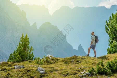 高级黑手党与背包和风景山Vista意高清图片