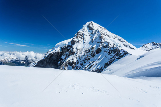 对阿尔卑斯山高的著名的山峰静法图片