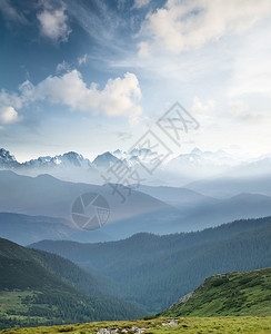 日出时山丘在山峰谷波提图片