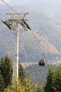 玉龙雪山索道夏季在罗马尼亚喀尔巴阡山脉的索道与客舱移动专注于机舱背景