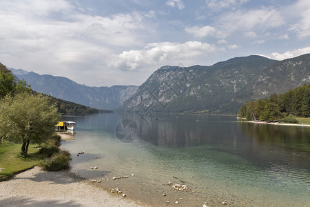 Bohinj湖夏季风景和JulianAlps图片