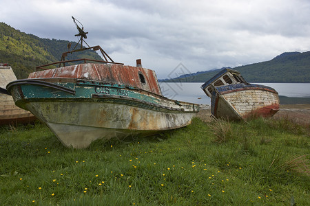 在智利帕塔哥尼亚CarreteraAustral沿岸Puyuhuapi海滩上布置的被遗弃和图片