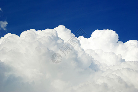 蓝天背景白色的小云图片