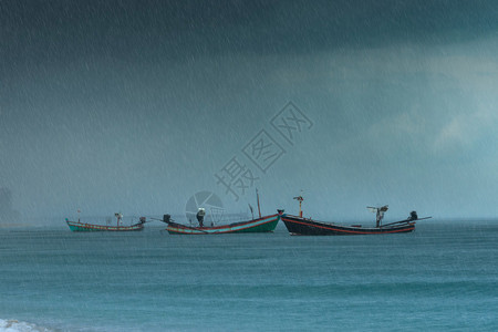 下雨的海上渔船图片