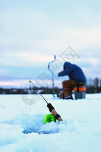 男人们在冬季玩乐在冰钓背景图片