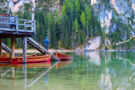 Dolomite山脉的Braies湖Pragser图片