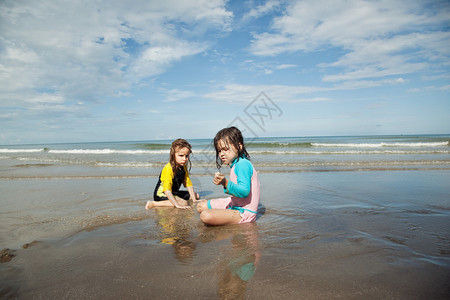 两个小女孩在沙滩上玩耍图片