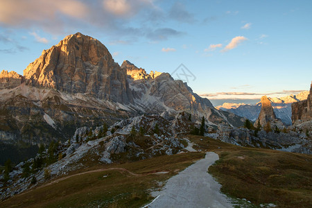 Dolomites山的秋天景象图片