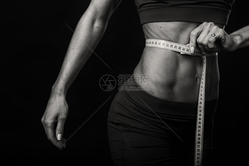 黑白照片上的感健身女人图片