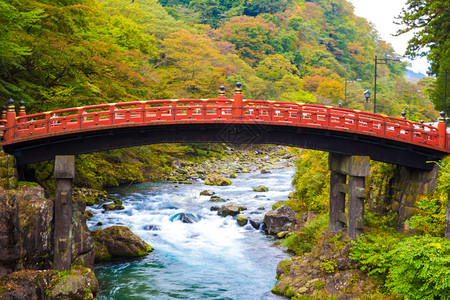 秋天的红新京神圣大桥是通往日本NikkoFutarasan神图片