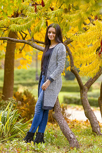 秋天公园少女的肖像在秋天户外微笑着快图片
