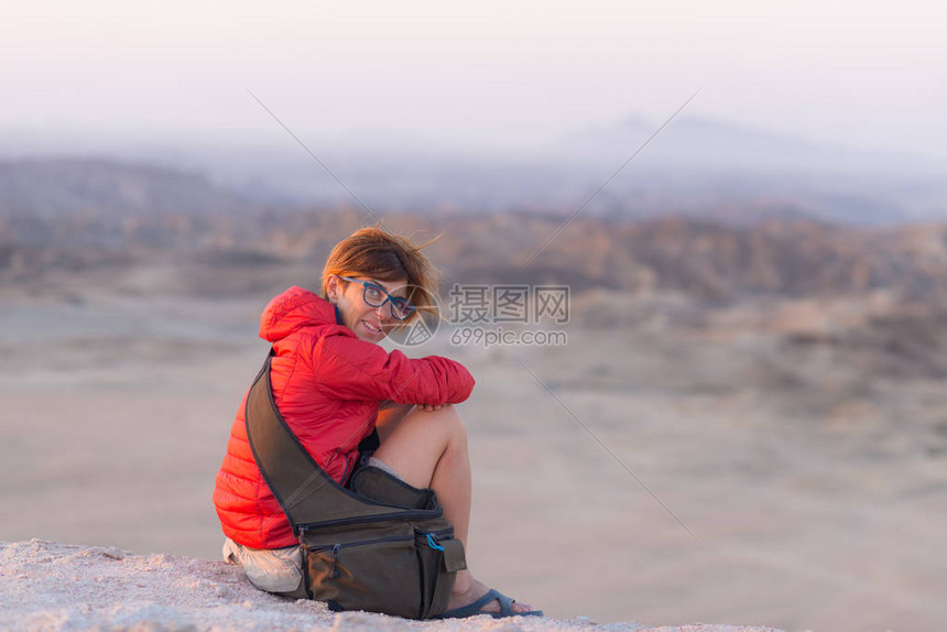 红发女人的肖像有绿色的眼睛眼镜和微笑的面部表情图片