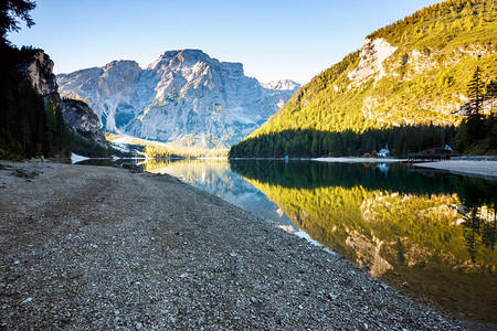 Dolomite山脉的Braies湖Pragser图片