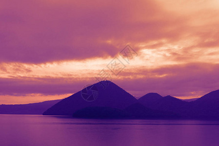 日落时的中岛托亚湖的图片