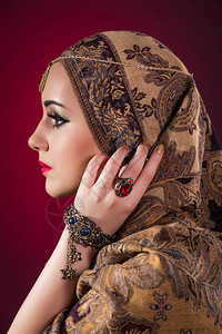 漂亮的珠宝的穆斯林女人图片