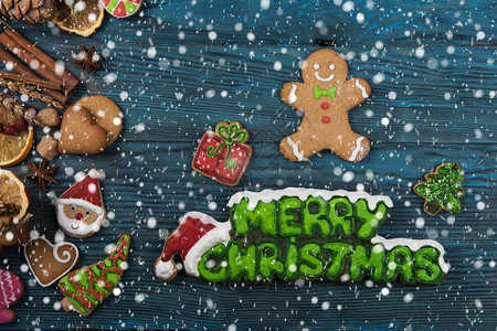 新年的姜饼和新年的圣诞节木制背景图片