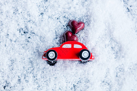 雪地上有糖果的小玩具车图片