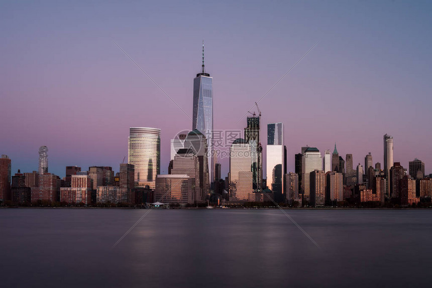 纽约的天际线在日落时横扫新图片