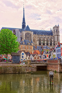 圣母院阿米恩斯大教堂和法国皮卡迪Somme运河岸边的La背景图片