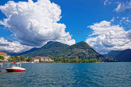 摩托艇在瑞士提契诺州卢加诺湖和阿尔卑斯山上的卢加诺豪华图片