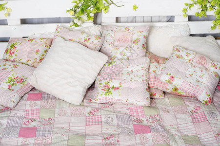 枕头和毯子在质朴的床上图片