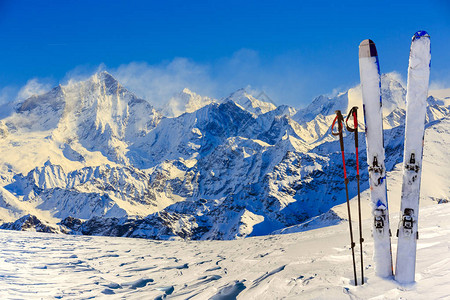 滑雪冬季山中的滑雪设备图片