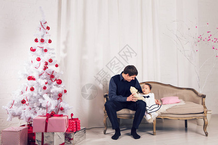 幸福的家父和儿女小女图片