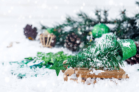 木制冬季雪橇在背景下携带一棵小圣诞树图片