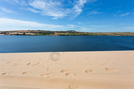 越南美奈白色沙丘漠和湖泊的足迹图片