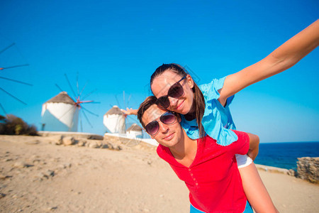 在希腊Mykonos岛热门旅游区风车前拿着棍图片